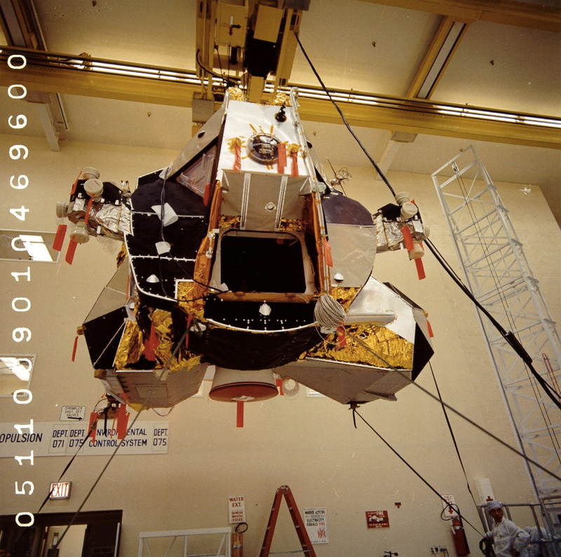Illustration for article titled Amazing photos from NASA's vaults show how they assembled Apollo 11